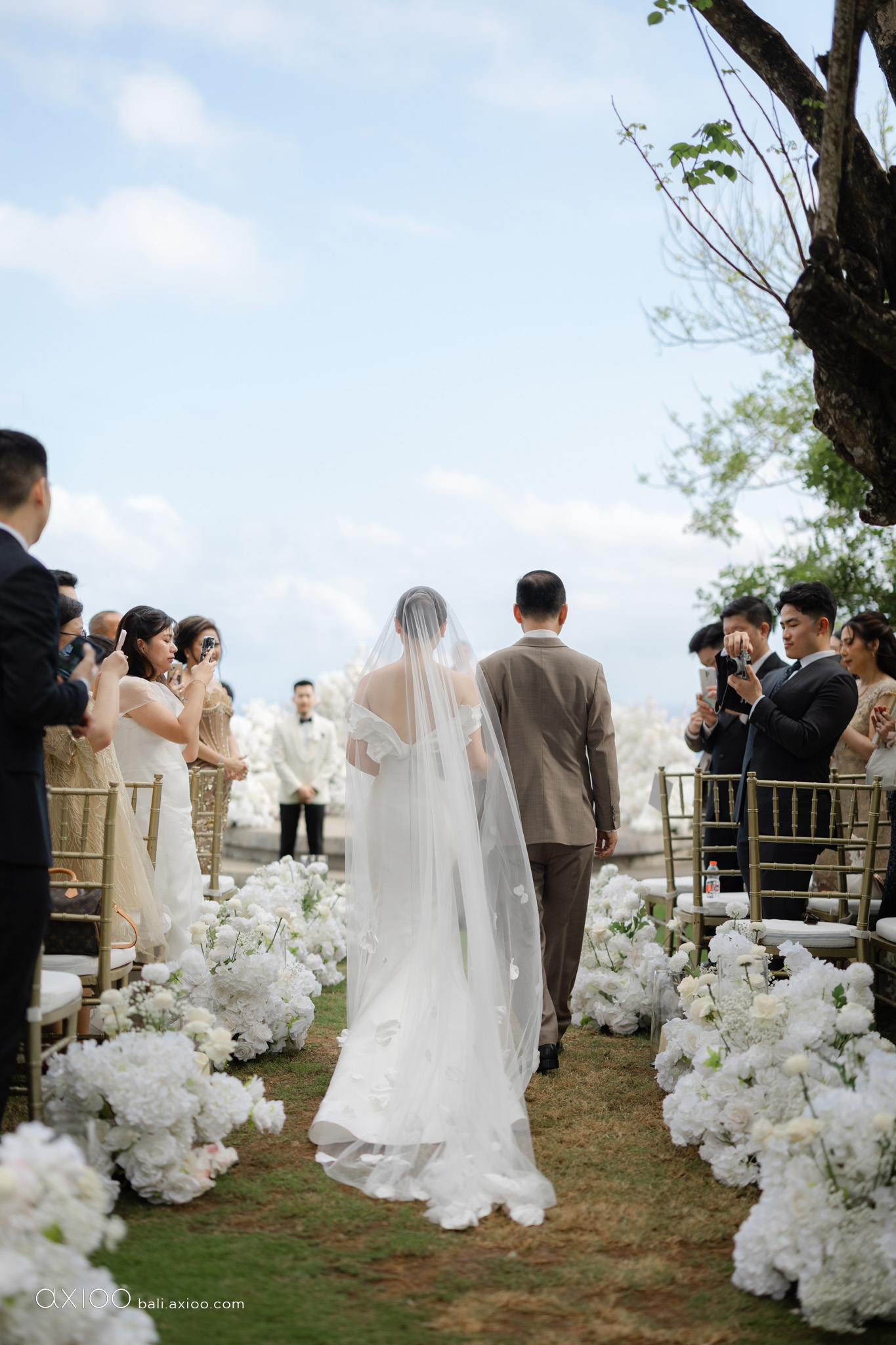 Axioo: A Study in Softness: A Wonderland Uluwatu Wedding in Bali